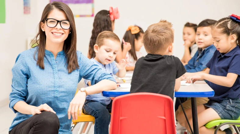 ¿Cómo funciona el sistema de pago por asistencia en KinderUp?