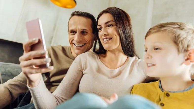 Galería de fotos y videos en KinderUp compartiendo momentos sin comprometer la privacidad