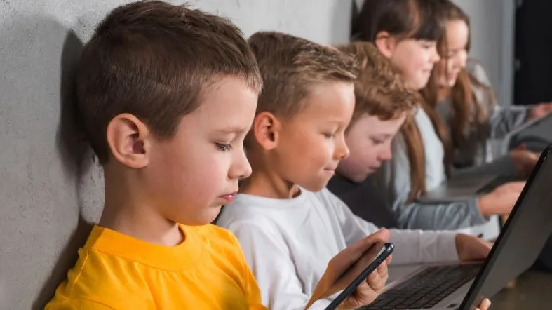 Tablets vs. móviles personales: La solución de KinderUp para un entorno escolar seguro y profesional
